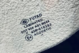 Предно стъкло НОВА MAZDA 2 II 2015- АКУ+КАМ-3 на ниска цена