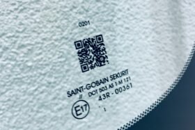 Предно стъкло НОВА МАЗДА 2 III 2015- СЕНЗОР ЗА ДЪЖД/ЗАЗОР-3 на ниска цена