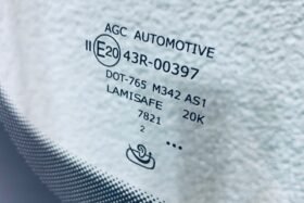 Предно стъкло НОВА SKODA KAROQ 2017 - АКУ+КАМ+СЕНЗ-3 на ниска цена