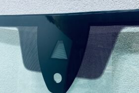 Предно стъкло НОВА SKODA KAROQ 2017- КАМ+СЕН+ГРЯЗА-2 на ниска цена