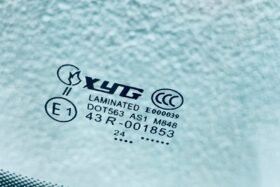 Предно стъкло PEUGEOT 308 2013- СЕНЗОР ЗА ДЪЖД/ЗАЗОР-3 на ниска цена