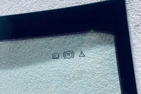 Предно стъкло RENAULT MEGANE E-TECH 2022 - АКУСТИКА + КАМЕРА + СЕНЗОР-3 на ниска цена