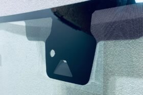 Предно стъкло RENAULT TRAFIC 2021- АКУ+КАМ+СЕН-2 на ниска цена