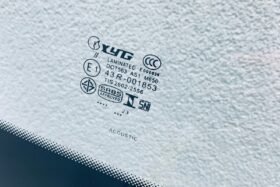 Предно стъкло RENAULT TRAFIC 2021- АКУ+КАМ+СЕН-3 на ниска цена