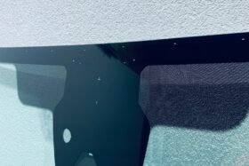 Предно стъкло RENAULT TRAFIC 2021- АКУСТИЧНО+КАМЕРА+СЕНЗОР-2 на ниска цена