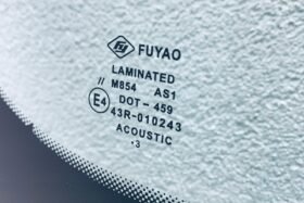 Предно стъкло RENAULT TRAFIC 2021- АКУСТИЧНО+КАМЕРА+СЕНЗОР-3 на ниска цена