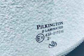 Предно стъкло RENAULT TRAFIC VIVARO 2014- AKU+SEN-3 на ниска цена