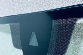 Предно стъкло SEAT ATECA 2016- АКУ+ОТОПЛ+КАМ+СЕН-2 на ниска цена