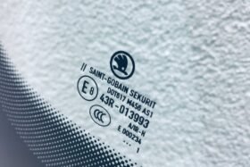 Предно стъкло SKODA KODIAQ 2017-2020 AKU+SOL+SEN+KAM+GRZ+OE-3 на ниска цена