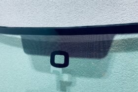 Предно стъкло SKODA OCTAVIA II 2009-2013 СЕНЗОР-2 на ниска цена