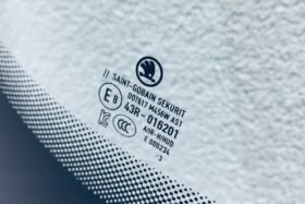 Предно стъкло SKODA OCTAVIA IV 2020-AKU+SOLAR+КАМЕРА+СЕНЗОР+ОТОПЛЕНИЕ+HUD+OE-3 на ниска цена