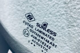 Предно стъкло SKODA OCTAVIA IV 2020- AKU+SOL+KAM+SEN+GRZ-3 на ниска цена