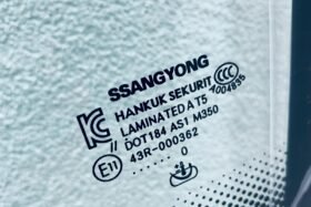 Предно стъкло SSANGYOUNG RODIUS 2004-2013 СЕНЗОР+ОТОПЛЕНИЕ+OE-3 на ниска цена