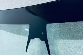 Предно стъкло TESLA Y 2021 - АКУСТИКА + КАМЕРА + СЕНЗОР + ОТОПЛЕНИЕ-2 на ниска цена