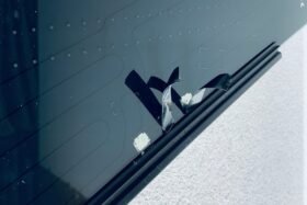 Предно стъкло TESLA Y 2021 - АКУСТИКА + КАМЕРА + СЕНЗОР + ОТОПЛЕНИЕ-4 на ниска цена