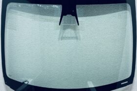 Предно стъкло TESLA Y 2021 - АКУСТИКА + КАМЕРА + СЕНЗОР + ОТОПЛЕНИЕ на ниска цена