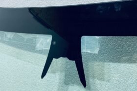 Предно стъкло TESLA Y 2024 - АКУСТИКА + КАМЕРА + СЕНЗОР + ОТОПЛЕНИЕ ОРИГИНАЛ-2 на ниска цена