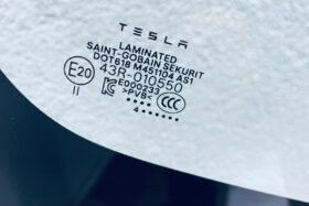 Предно стъкло TESLA Y 2024 - АКУСТИКА + КАМЕРА + СЕНЗОР + ОТОПЛЕНИЕ ОРИГИНАЛ-3 на ниска цена
