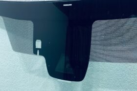 Предно стъкло TOYOTA COROLLA 2019- SUZUKI SWACE 2020- АКУ+КАМ+СЕН+ГРЗ-2 на ниска цена