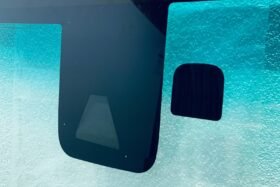 Предно стъкло TOYOTA HILUX 2020- КАМЕРА+АНТЕНА+ОГРЯВАНЕ-2 на ниска цена