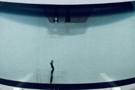 Предно стъкло TOYOTA LANDCRUISER 2017- АКУСТИКА+СЕНЗОР+ОГРЯВАНЕ+ОРИГИНАЛ на ниска цена