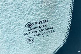 Предно стъкло TOYOTA RAV4 II 2000-2005-3 на ниска цена