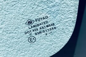 Предно стъкло TOYOTA YARIS I 2001-2005 Държач за огледало - САНКИ-3 на ниска цена