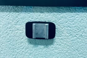 Предно стъкло TOYOTA YARIS I 2001-2005 Държач за огледало - САНКИ-4 на ниска цена