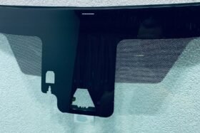 Предно стъкло TOYOTA YARIS IV 2020- MAZDA 2 2022- АКУСТИКА+КАМЕРА+СЕНЗОР-2 на ниска цена