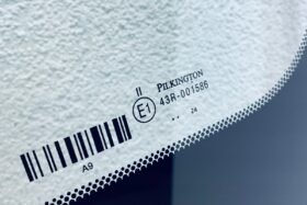 Предно стъкло TOYOTA YARIS IV 2020- MAZDA 2 2022- КАМЕРА+СЕНЗОР-3 на ниска цена