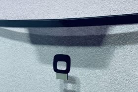 ПРЕДНО СТЪКЛО VOLKSWAGEN CADDY 2004- АНТЕНА + СЕНЗОР-2 на ниска цена