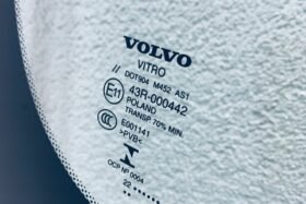 Предно стъкло VOLVO V60 S60 18- КАМ+СЕН+GPS+ОЕ-2 на ниска цена