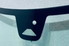 Предно стъкло VOLVO XC90 2022 - АКУСТИКА + КАМЕРА + СЕНЗОР + ОТОПЛЕНИЕ-2 на ниска цена