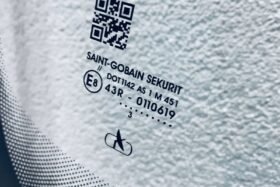 Предно стъкло VW CADDY 2004 - АНТЕНА-3 на ниска цена