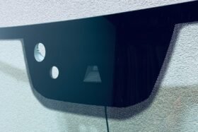 Предно стъкло VW CRAFTER MAN TGE 2016-KAM+SEN+GRZ-2 на ниска цена