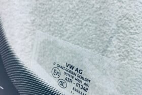 Предно стъкло VW CRAFTER MAN TGE 2016-KAM+SEN+GRZ-3 на ниска цена