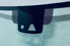 Предно стъкло VW MULTIVAN T7 2022 - АКУСТИКА + КАМЕРА + СЕНЗОР-3 на ниска цена