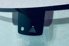 Предно стъкло VW T7 2022- АКУ+КАМ+СЕН+HUD+ОЕ-2 на ниска цена