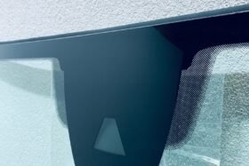 Предно стъкло VW TOUAREG II 2010-2018 АКУ+КАМ+СЕН-2 на ниска цена