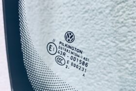 Предно стъкло VW TOURAN 2010-2015 AKU+KAM+СЕН+OE-3 на ниска цена