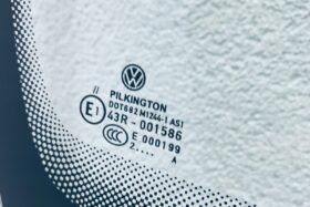 Предно стъкло VW TOURAN II 2022 - АКУСТИКА + КАМЕРА + СЕНЗОР + SOS + OE-3 на ниска цена