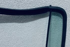 Стъкло на каросерията задно ляво с уплътнение VW AMAROK 2010- ОРИГИНАЛ на ниска цена