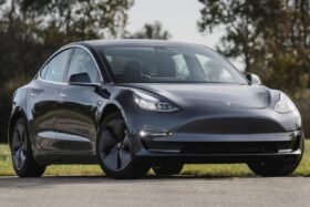ПРЕДНО СТЪКЛО TESLA MODEL 3 2022 - АКУСТИЧНО + С ОТОПЛЕНИЕ + КАМЕРА-4 на ниска цена